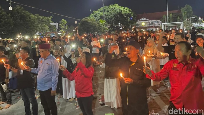 Ormas gelar doa dan pernyataan sikap supaya Pati damai dan kondusif di Alun-alun Pati, Jumat (21/8/2026).
