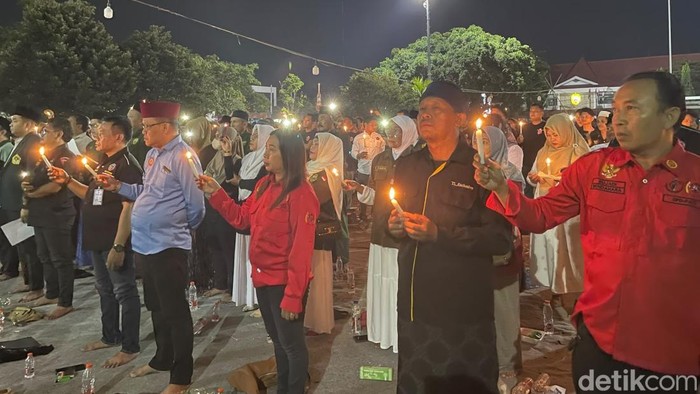 Ormas gelar doa dan pernyataan sikap supaya Pati damai dan kondusif di Alun-alun Pati, Jumat (21/8/2026).
