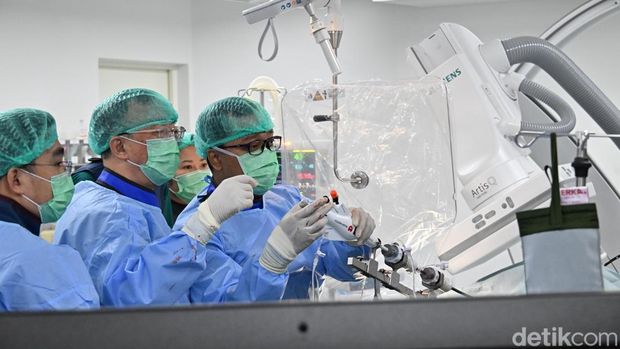Para dokter spesialis melakukan prosedur M-TEER di Bali International Hospital, Denpasar. Para dokter spesialis melakukan prosedur M-TEER di Bali International Hospital, Denpasar.