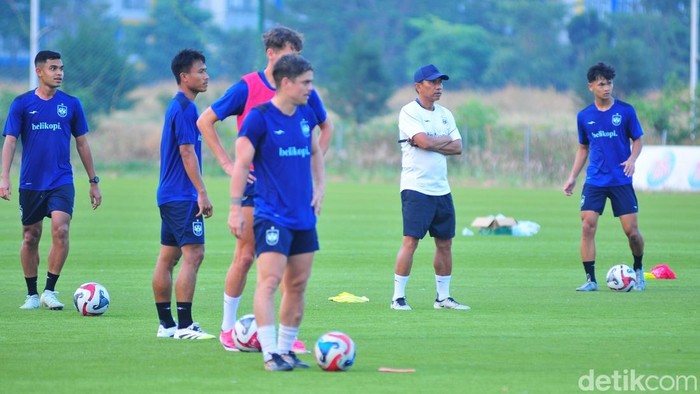 Pelatih PSIS, Widodo C Putro saat mendampingin tim dalam sesi latihan.