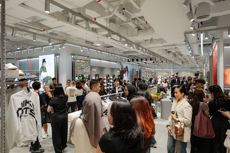 Pembukaan toko Nike di Plaza Senayan pada Agustus 2026. Luncurkan koleksi BTS dan Nike.