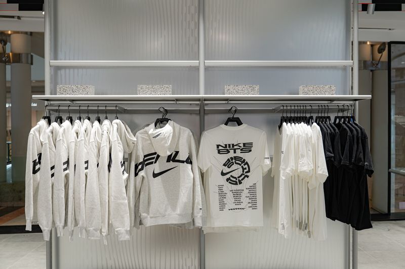 Pembukaan toko Nike di Plaza Senayan pada Agustus 2026. Luncurkan koleksi BTS dan Nike.