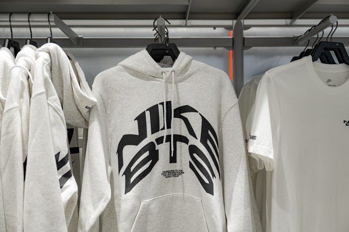 Pembukaan toko Nike di Plaza Senayan pada Agustus 2026. Luncurkan koleksi BTS dan Nike.