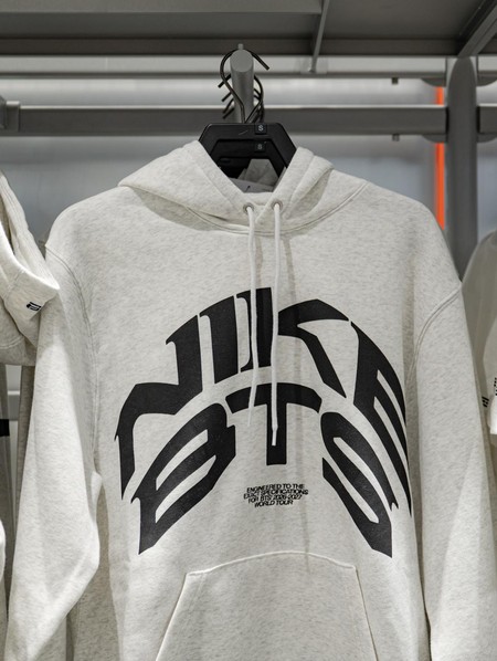 Nike Plaza Senayan Resmi Dibuka, Rilis Koleksi BTS yang Bisa Dipersonalisasi
