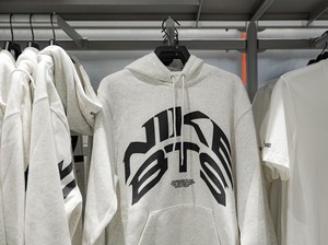 Nike Plaza Senayan Resmi Dibuka, Rilis Koleksi BTS yang Bisa Dipersonalisasi