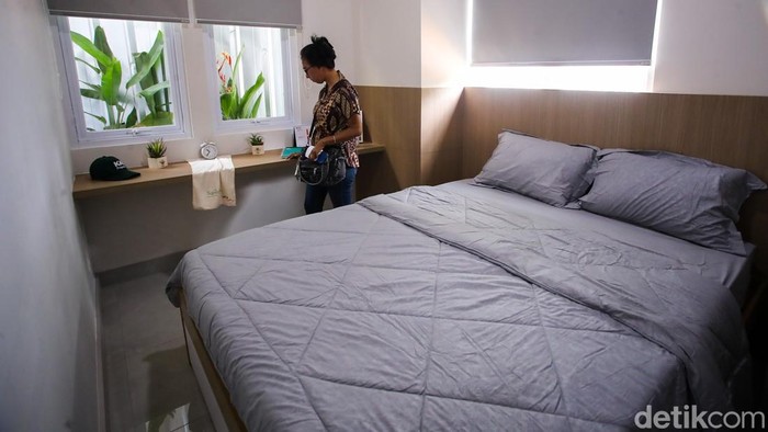 Pengunjung melihat unit contoh Hunian Terjangkau tipe 45 di Manggarai, Jakarta, Jumat (21/8/2026).