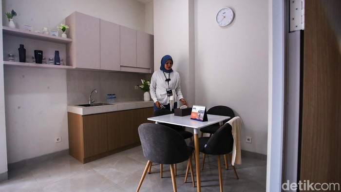 Pengunjung melihat unit contoh Hunian Terjangkau tipe 45 di Manggarai, Jakarta, Jumat (21/8/2026).