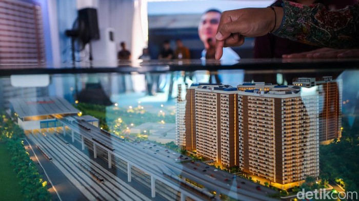 Pengunjung melihat unit contoh Hunian Terjangkau tipe 45 di Manggarai, Jakarta, Jumat (21/8/2026).