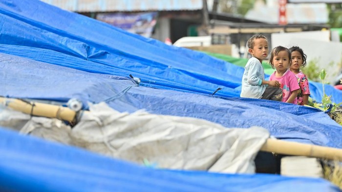 Tiga anak bermain di posko pengungsian Lapangan Barangkolong, Reo, Kabupaten Manggarai, NTT, Kamis (20/8/2026). Hingga Kamis (20/8) sore, BNPB mencatat warga yang mengungsi akibat bencana gempa bumi NTT terus bertambah mencapai 92.735 orang yang tersebar di berbagai wilayah NTT. ANTARA FOTO/Fikri Yusuf/nym.