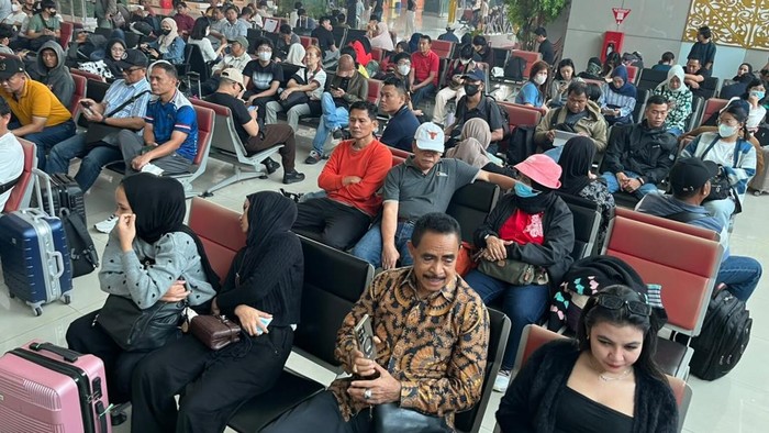Penumpang menunggu di Bandara Supadio Pontianak