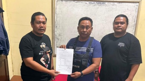 Penyerahan barang bukti sabu dan alat hisap disita dari pendaki gunung Tambora oleh Aparat Polsek Tambora ke Penyidik Satresnarkoba Polres Bima, belum lama ini. (Dok. Polres Bima).