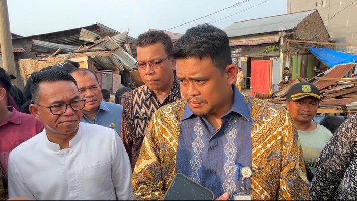 Gubsu Bobby Nasution dan Wakil Wali Kota Medan Zakiyuddin Harahap meninjau lokasi bencana cuaca ekstrim di Medan Johor.