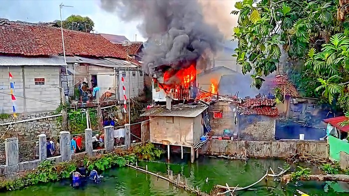 Peristiwa kebakaran hebat melanda kawasan permukiman padat penduduk di Kampung Bojong Kuring, Kelurahan Cibadak, Kecamatan Cibadak, Kabupaten Sukabumi, Jumat (21/8/2026).