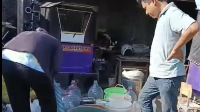 Perumda Tirta Saromase Sidrap distribusi air bersih ke warga terdampak kekeringan.