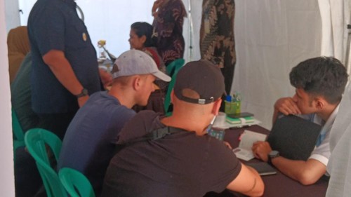 Petugas Kantor Imigrasi Kelas II TPI Labuan Bajo melayani dua WNA di tenda darurat, Jumat (21/8/2026) (Dok. Imigrasi Labuan Bajo)