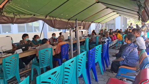 Petugas medis RSUD Aeramo, Nagekeo, NTT, melayani pasien di bawah tenda darurat, Jumat (21/8/2026). (Yufengki Bria/detikBali)