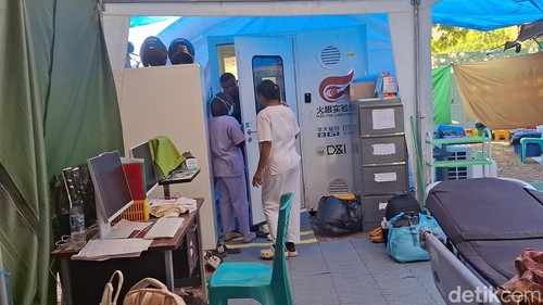 Petugas medis sedang sibuk mempersiapkan operasi caesar terhadap seorang ibu hamil di RSUD Aeramo, Nagekeo, NTT, Jumat (21/8/2026).