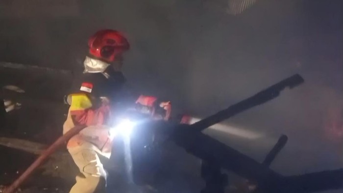 Petugas padamkan kebakaran oncom di Bogor (dok.istimewa)
