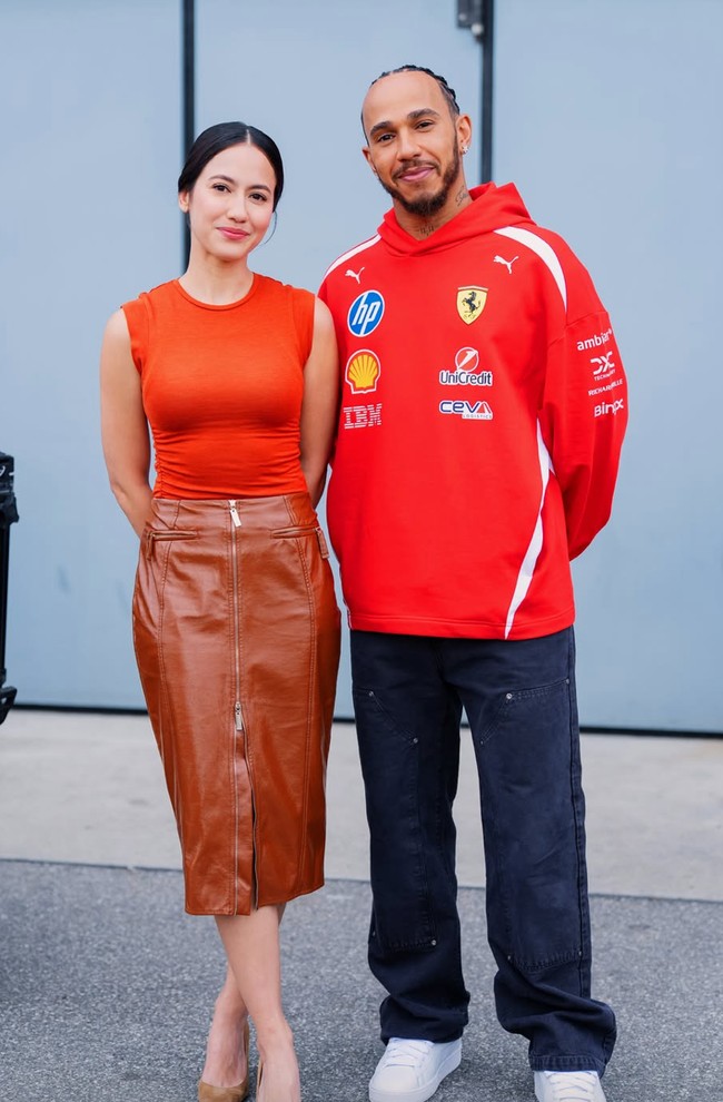 Yang tak kalah curi perhatian ialah penampilan Pevita yang cantik memukau. Pose bareng Lewis Hamilton, Pevita tampil simpel kenakan atasan sleeveless berwarna merah dengan rok berbahan mengkilap warna merah kecoklatan. Foto: Instagram/@pevpearce