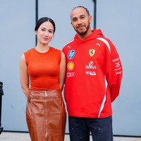 Yang tak kalah curi perhatian ialah penampilan Pevita yang cantik memukau. Pose bareng Lewis Hamilton, Pevita tampil simpel kenakan atasan sleeveless berwarna merah dengan rok berbahan mengkilap warna merah kecoklatan. Foto: Instagram/@pevpearce