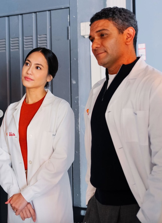 Di beberapa foto juga terlihat Pevita menambahkan blazer putih panjang. Wajahnya terlihat cantik natural dengan riasan tips dan lipstik pink yang segar. Foto: Instagram/@pevpearce