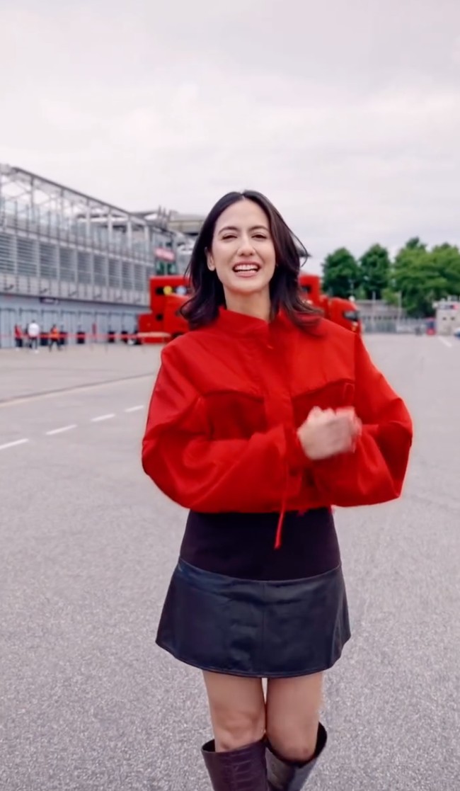 Pevita juga terlihat sempat memadukan atasan lengan panjang seperti jaket dengan model crop dan rok pendek berwarna hitam. Penampilannya makin stylish dengan sepasang sepatu boots hitam. Foto: Instagram/@pevpearce