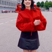Pevita juga terlihat sempat memadukan atasan lengan panjang seperti jaket dengan model crop dan rok pendek berwarna hitam. Penampilannya makin stylish dengan sepasang sepatu boots hitam. Foto: Instagram/@pevpearce
