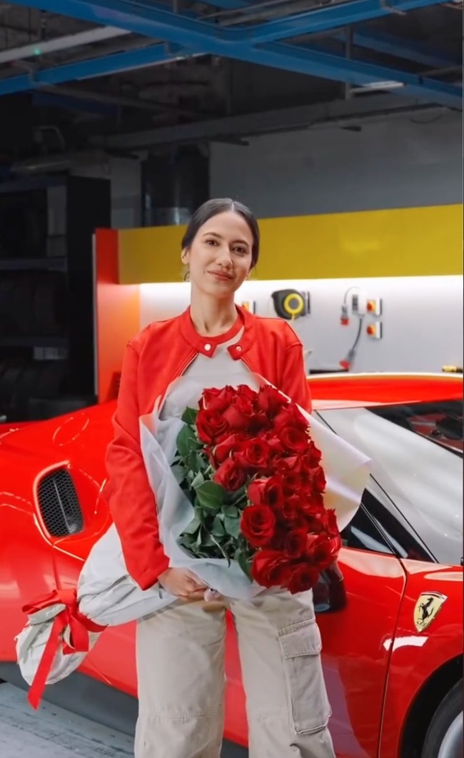 Pevita diketahui bertemu dengan keedua pembalap tersebut di Sirkuit Monza. Ia juga berkesempatan untk syuting bareng Hamilton dan Leclerc. Foto: Instagram/@pevpearce