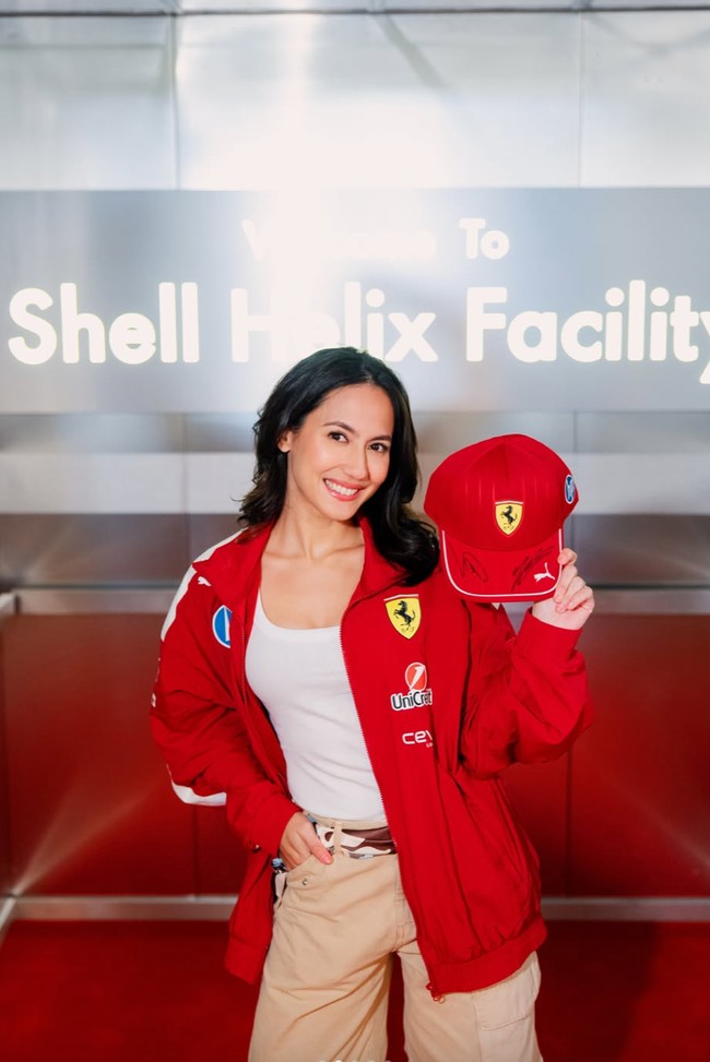 Pevita juga sempat terlihat memadukan jaket dan topi merah berlambang Ferrari dengan tanktop putih dan celana panjang coklat. Bergaya sporty namun tetap feminin, penampilan Pevita tak kalah memukau. Foto: Instagram/@pevpearce