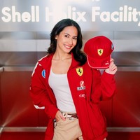 Pevita juga sempat terlihat memadukan jaket dan topi merah berlambang Ferrari dengan tanktop putih dan celana panjang coklat. Bergaya sporty namun tetap feminin, penampilan Pevita tak kalah memukau. Foto: Instagram/@pevpearce