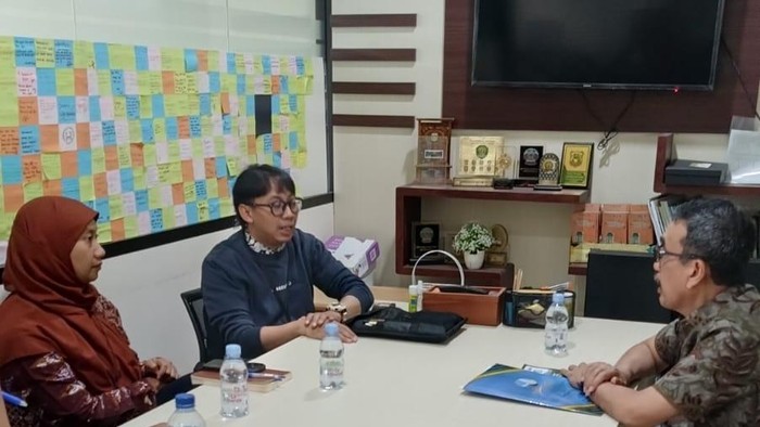 Plt PDAM Kota Makassar Andi Syahrum saat bertandang ke Kementerian PU. Dokumen Istimewa