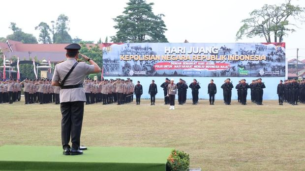 Polda Riau menggelar Upacara Hari Juang Polri 2026, Jumat (21/8/2026). Di momen ini Kapolda Riau Irjen Pol Herry Heryawan membacakan naskah Proklamasi Polisi 1945.