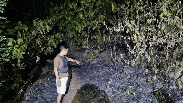 Polisi mendatangi TKP korban ditemukan tewas akibat kebakaran lahan di Polman.