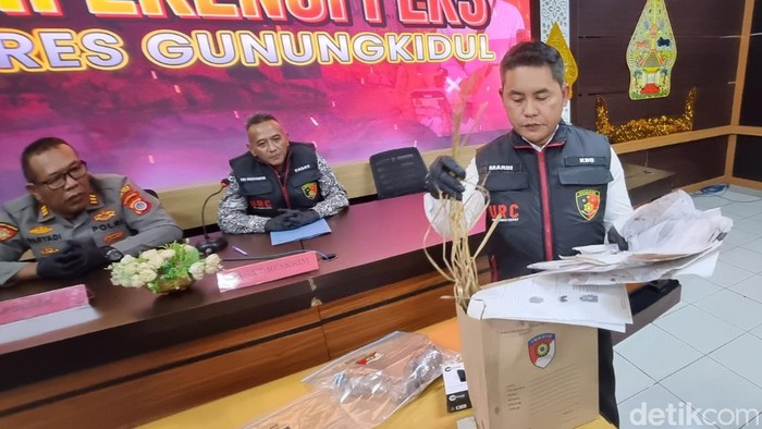 Polisi saat menunjukkan barang bukti berupa jerami dan kertas dalam kasus pembakaran MI di Nglipar Gunungkidul.
