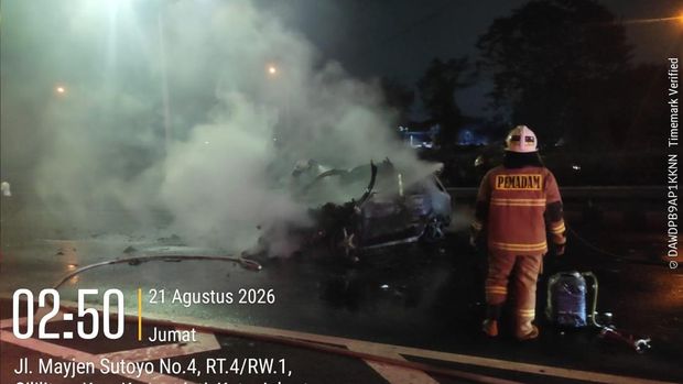 Polisi sudah mengidentifikasi pengemudi dan penumpang mobil Jeep Mercedes-Benz nan tewas usai menabrak truk trailer di KM 01+400 A Tol Jagorawi arah Bogor. (dok Istimewa)