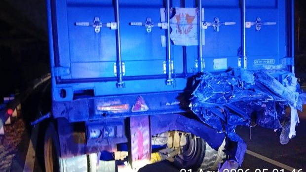 Polisi sudah mengidentifikasi pengemudi dan penumpang mobil Jeep Mercedes-Benz yang tewas usai menabrak truk trailer di KM 01+400 A Tol Jagorawi arah Bogor. (dok Istimewa)