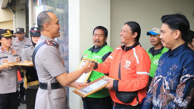 Polres Metro Bekasi Kota mengundang ojol hingga relawan kemanusiaan sebagai tamu istimewa di Hari Juang Polri 2026, Jumat (21/8/2026).