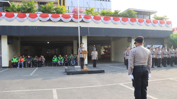 Polres Metro Bekasi Kota mengundang ojol hingga relawan kemanusiaan sebagai tamu istimewa di Hari Juang Polri 2026, Jumat (21/8/2026).