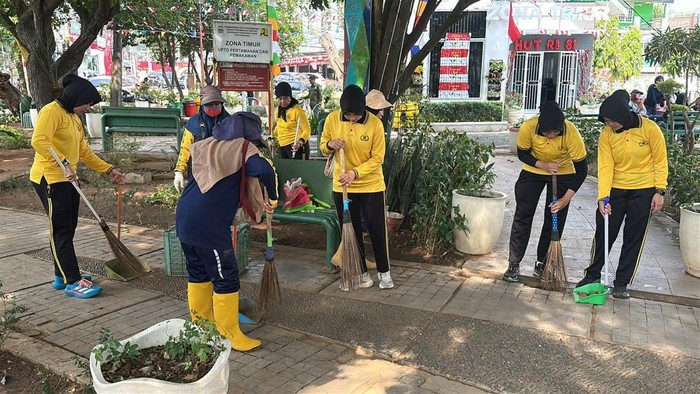 Polwan Polda Sumsel Gelar Aksi Bersih Lingkungan di Sejumlah Titik