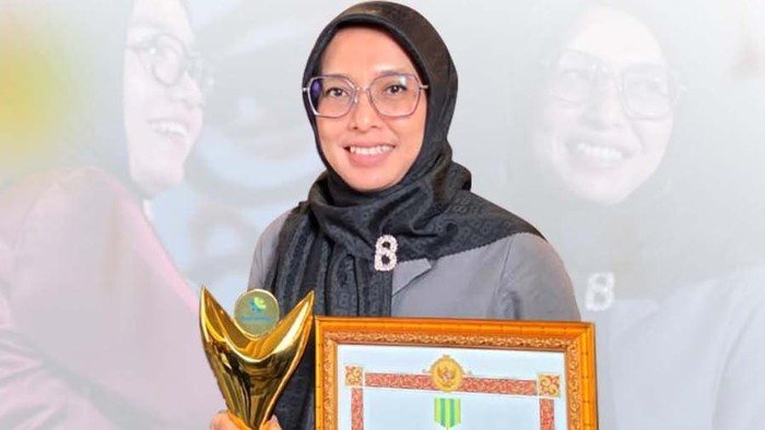 Presdir KAN Jabung Syariah Jawa Timur usai menerima penghargaan Koperasi Awards 2026.