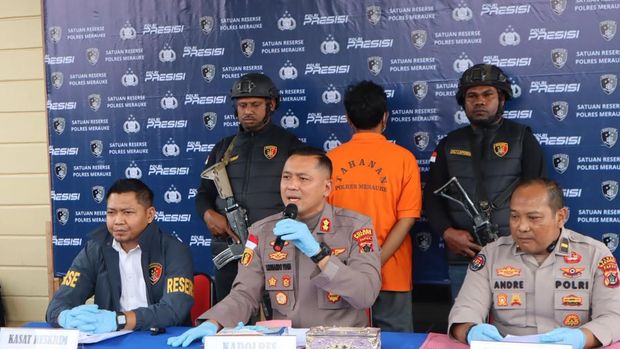 Pria bernama MRP alias Maulana, tersangka utama pembunuhan putrinya yang disabilitas, Julia Risky Ramadiana (11), di Kabupaten Merauke, Papua Selatan