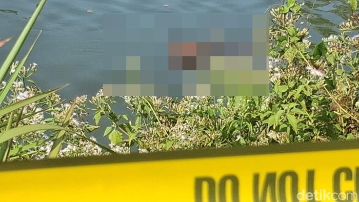 Pria ditemukan mengambang di sungai Desa Tarik, Sidoarjo