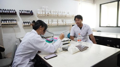 Proses penelitian mahasiswa Unud dalam mengembangkan AZOCALM, produk kompres hangat yang bisa dipakai ulang. (Dok. tim AZOCALM)