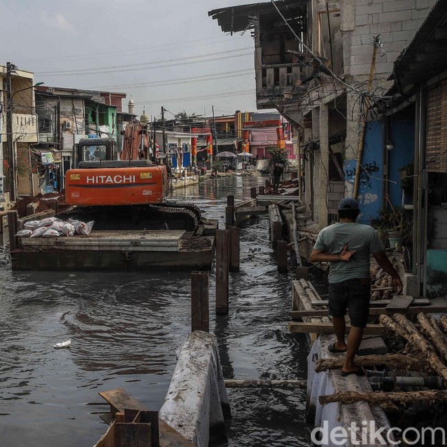 Puluhan Tahun Dihantui Banjir, Tanggul Kali Cakung Lama Kini Dibangun