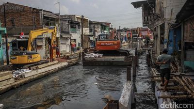 Puluhan Tahun Dihantui Banjir, Tanggul Kali Cakung Lama Kini Dibangun