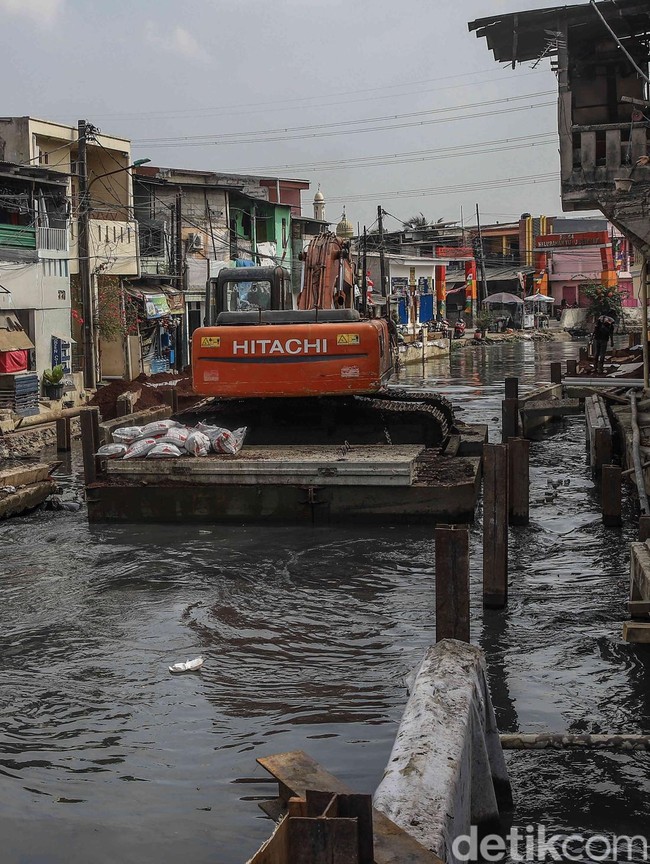 Puluhan Tahun Dihantui Banjir, Tanggul Kali Cakung Lama Kini Dibangun