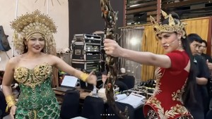 Kebersamaan Raisa dan Yura Yunita di backstage saat gladi bersih Pagelaran Sabang Merauke yang akan digelar pada 21-23 Agustus 2026 di Indonesia Arena, Senayan. Foto: Instagram @raisa6690