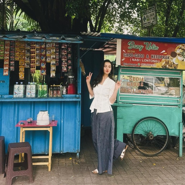 Saat Raline Shah Ngopi di Warung Kaki Lima