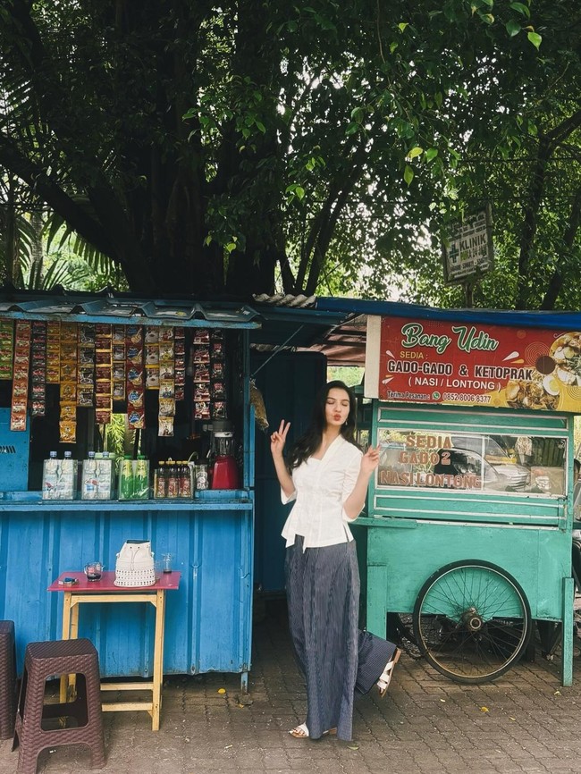 Saat Raline Shah Ngopi di Warung Kaki Lima