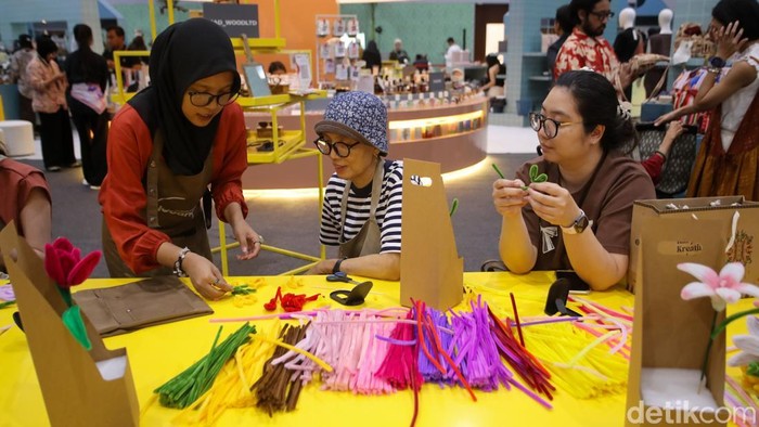 Ratusan pelaku usaha mikro, kecil, dan menengah (UMKM) memamerkan berbagai produk unggulan dalam ajang Karya Kreatif Indonesia (KKI) 2026 di Jakarta. Beragam produk kreatif lokal ditampilkan untuk menarik perhatian pengunjung.